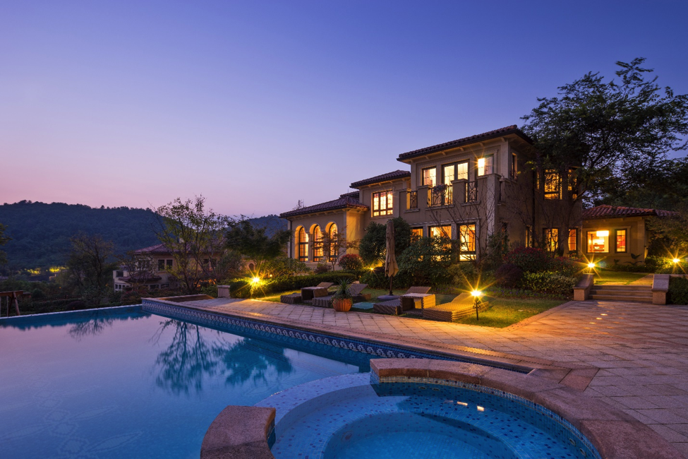 Enjoy a Night Under the Stars with Outdoor Home Lighting Design